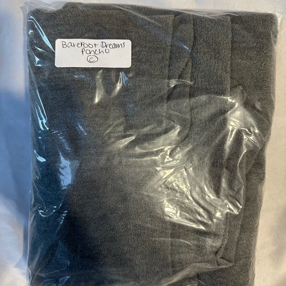 Cozy Barefoot Dreams Poncho Sweater in Grey - SIZE S/M - Picture 8 of 8